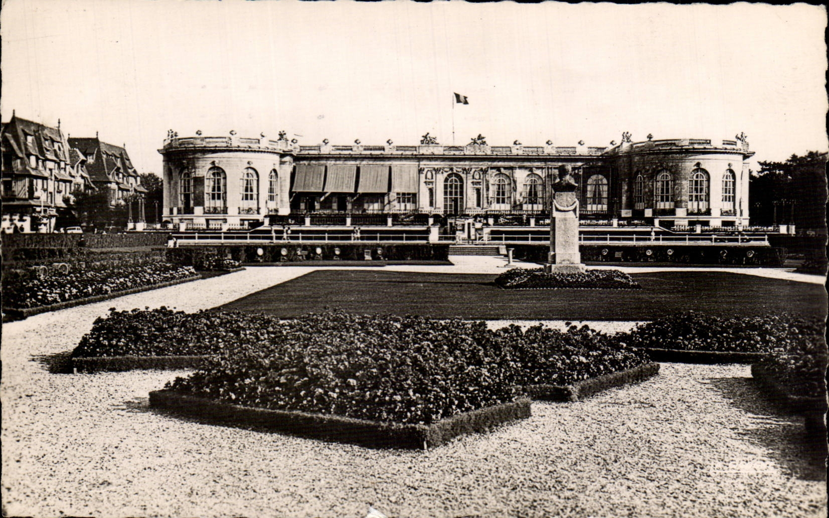 Deauville (Calvados) — La Plage Fleurie, Le Casino — Éditions Véritable