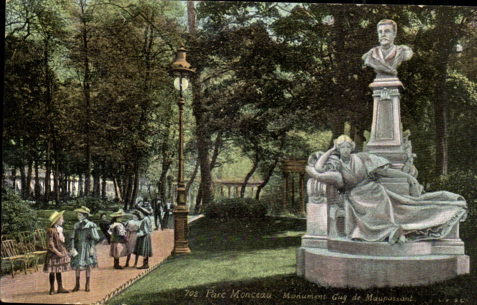 Paris CPA Parc Monceau Monument Guy de Maupassant Enfants