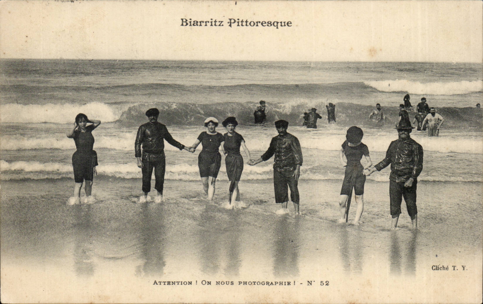 CPA Biarritz pittoresque Attention ! on nous photographie Folklore Costume