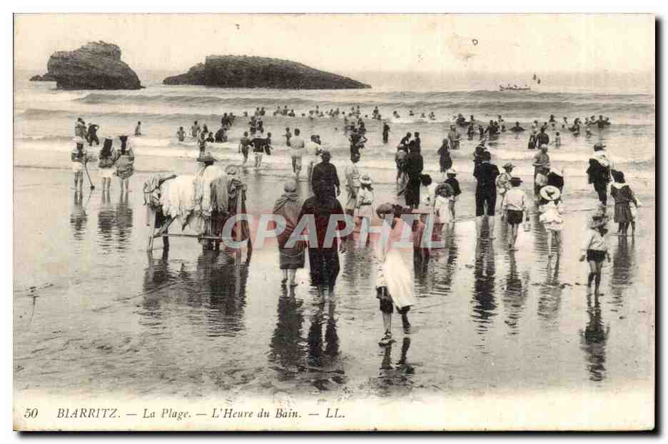 CPA Biarritz La plage L'heure du bain Folklore Costume