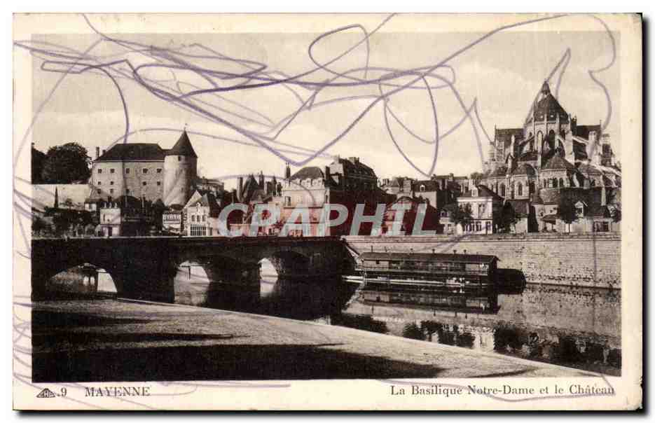 CPA Mayenne La basilique Notre dame et le chateau