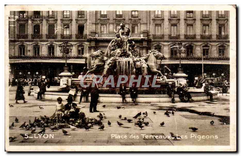 CPA Bordeaux Place des Terreaux Les pigeons