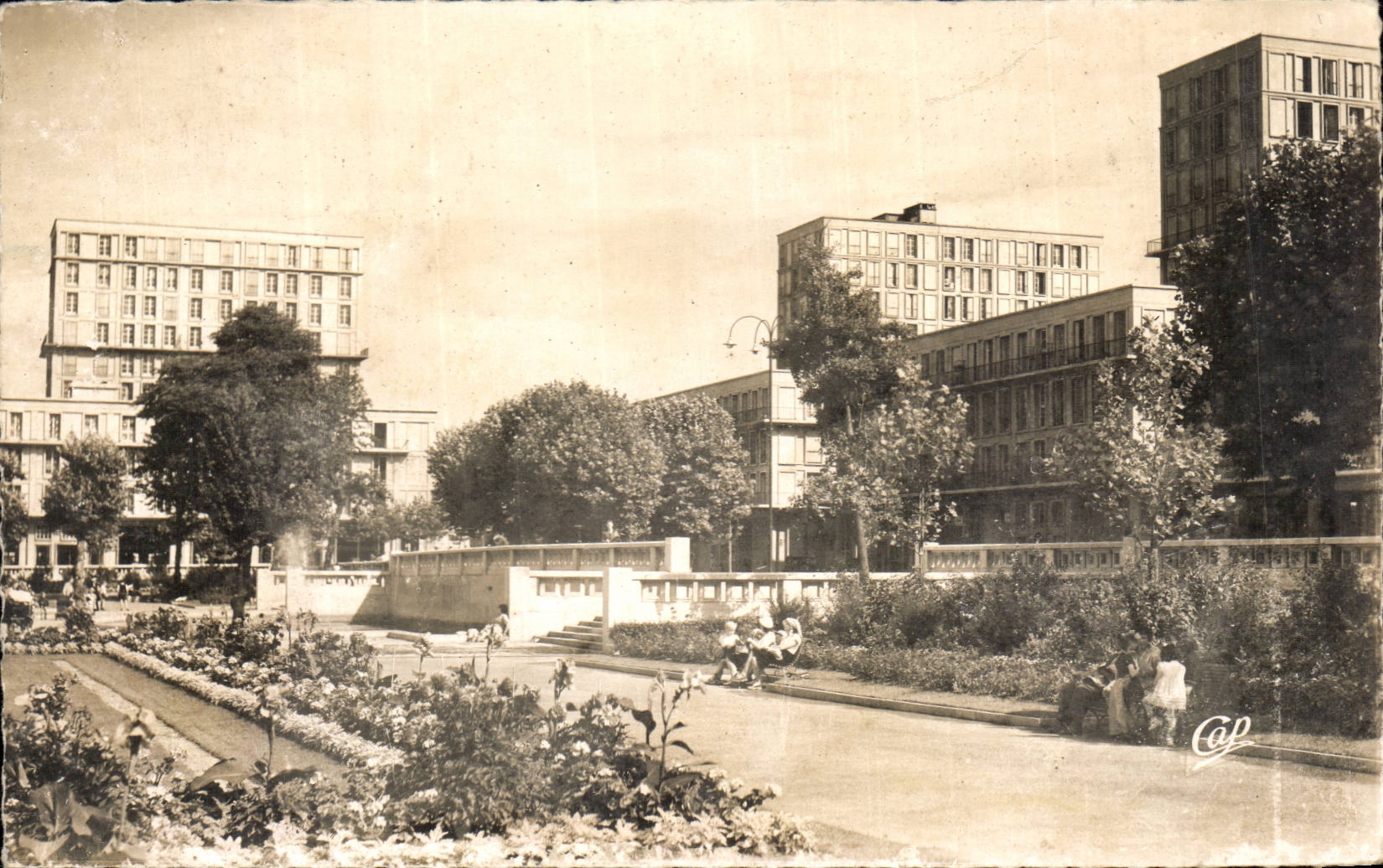 CPA Le Havre Le jardin de l'hotel de ville