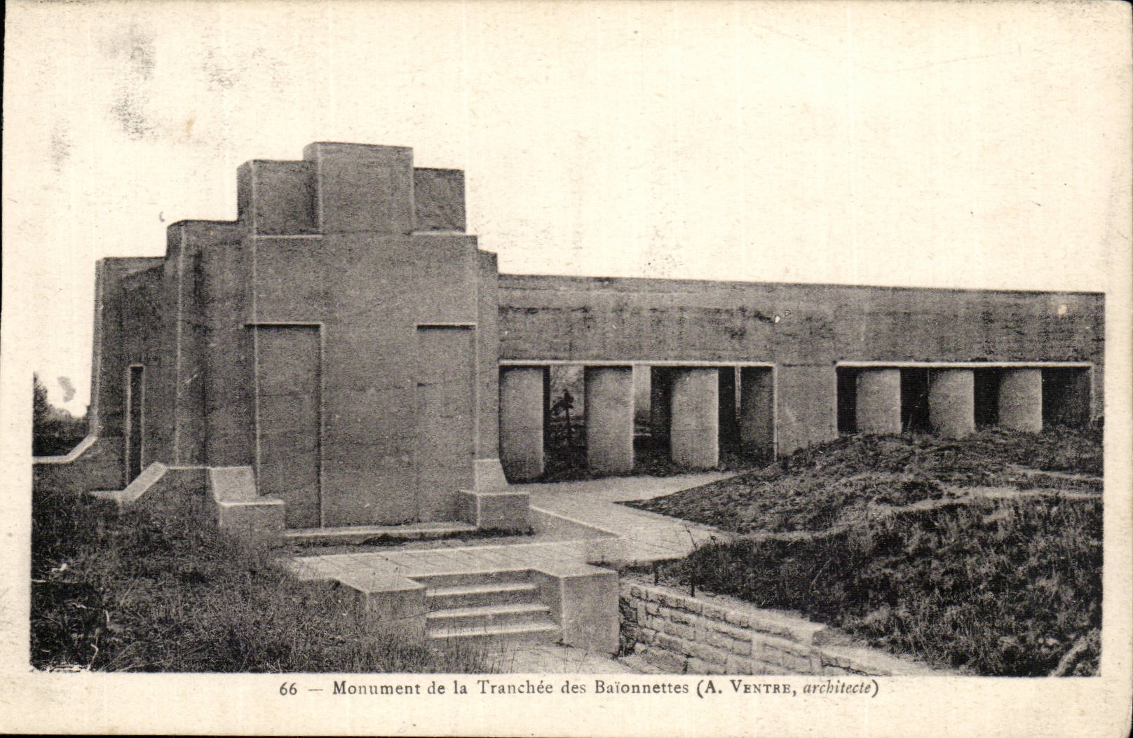 CPA Monument de la tranchee des baionettes Militaria