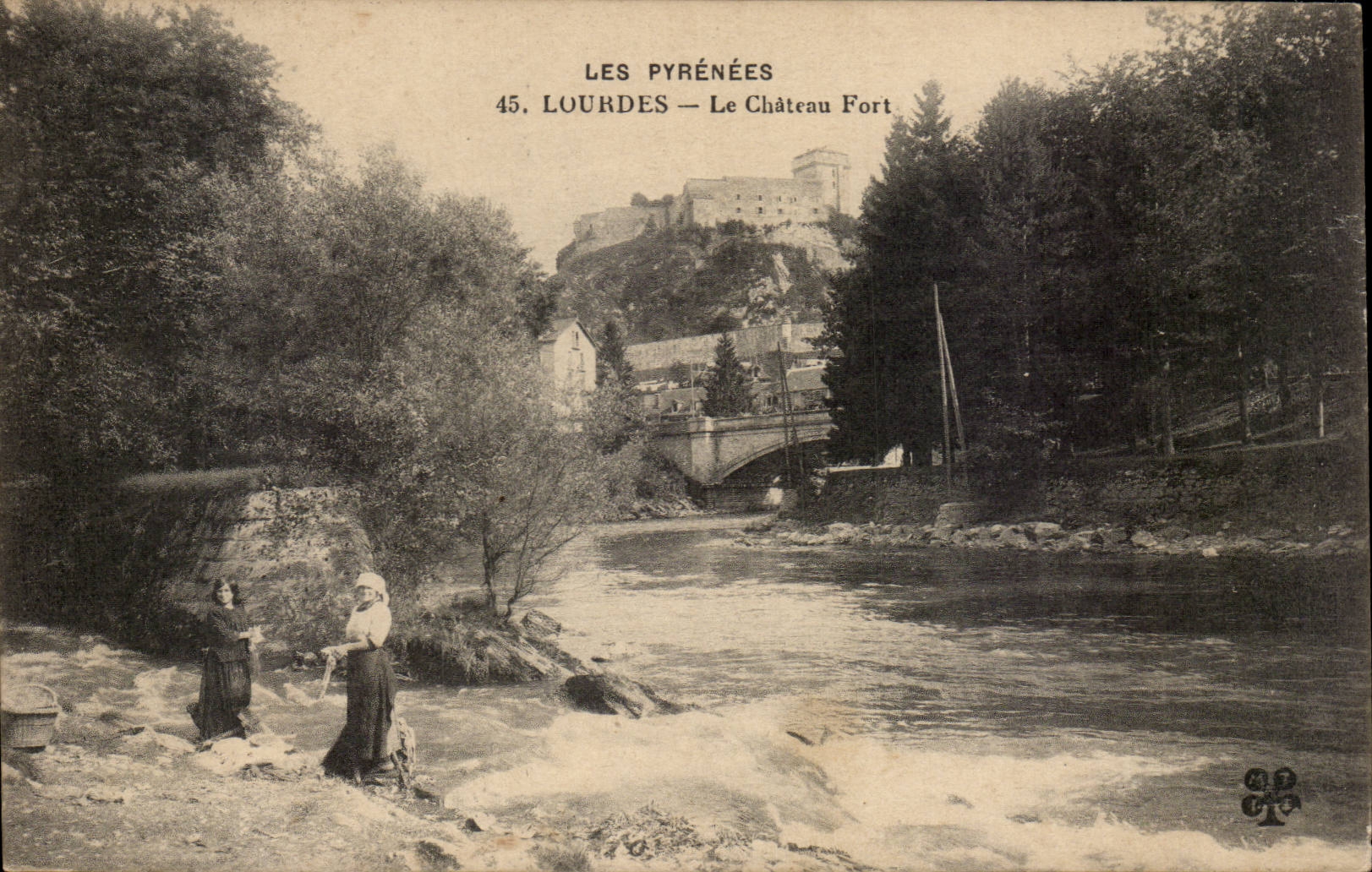 CPA Lourdes le chateau fort Lavandieres