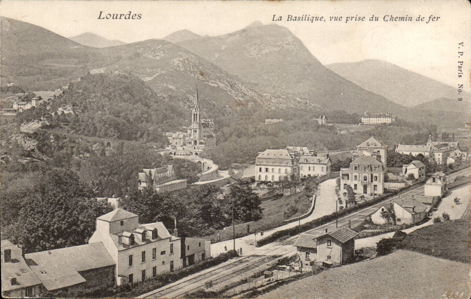 CPA Lourdes La basilique vue prise du chemin de fer