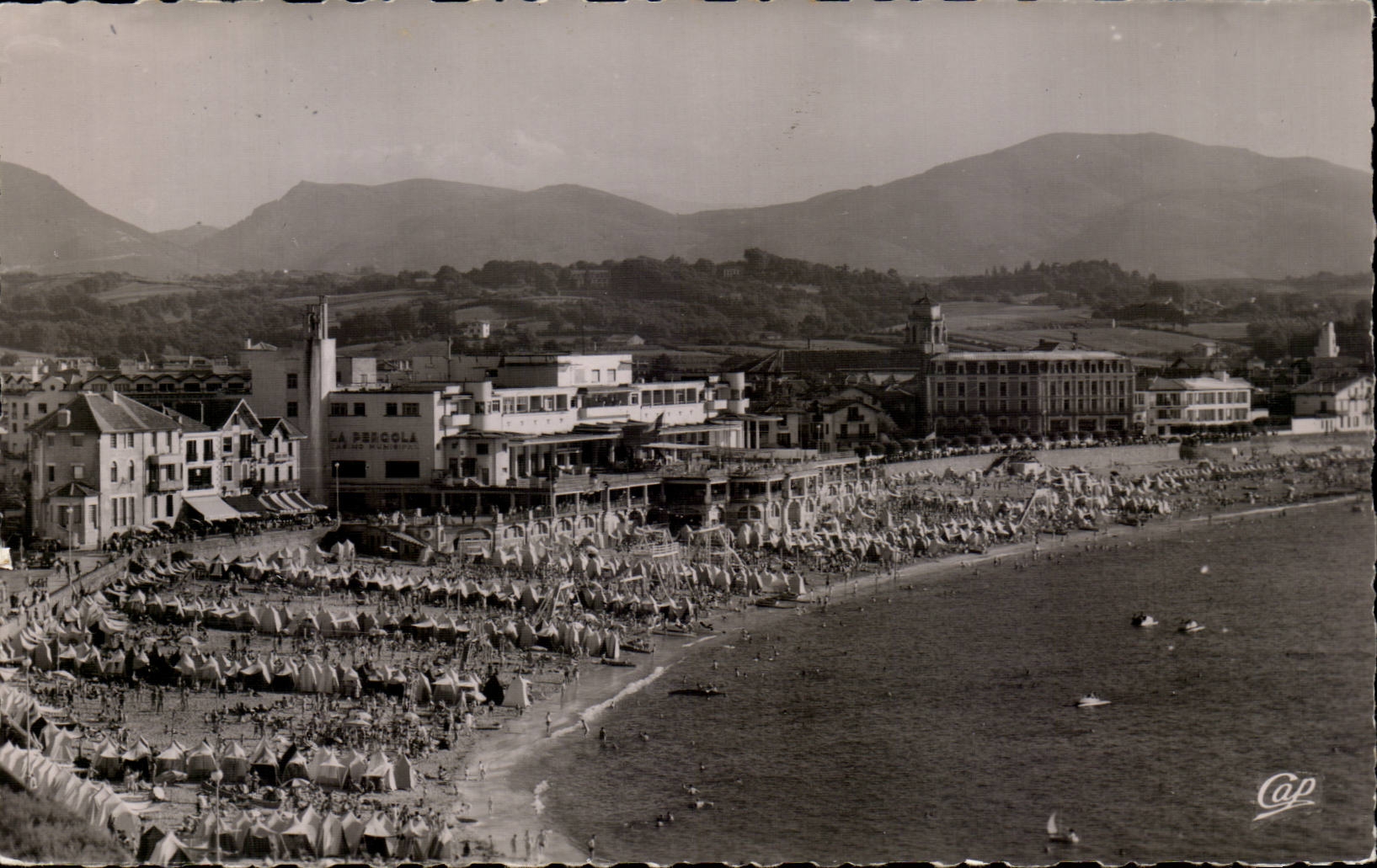 Saint-Jean-de-Luz — General View of the Beach — Cap