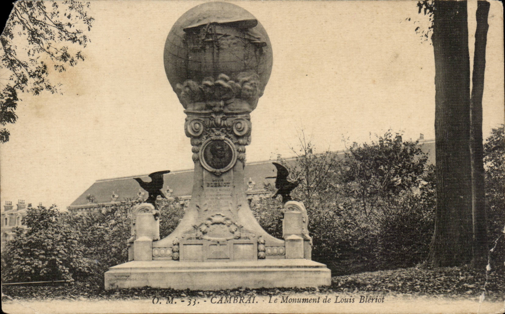 CPA CAmbrai Le monument de Louis Bleriot