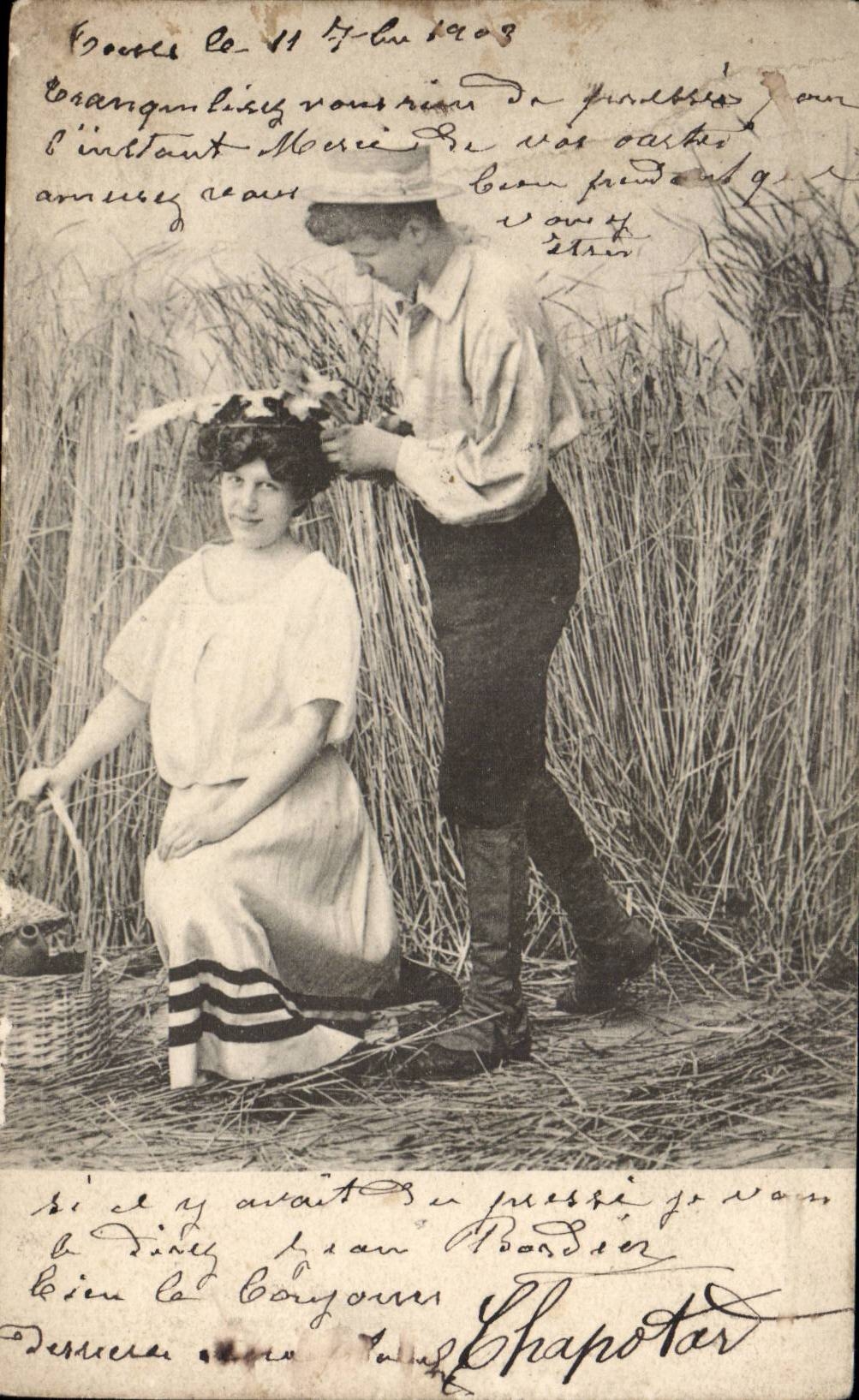 CPA Fantaisie Femme dans les foins Folklore costume
