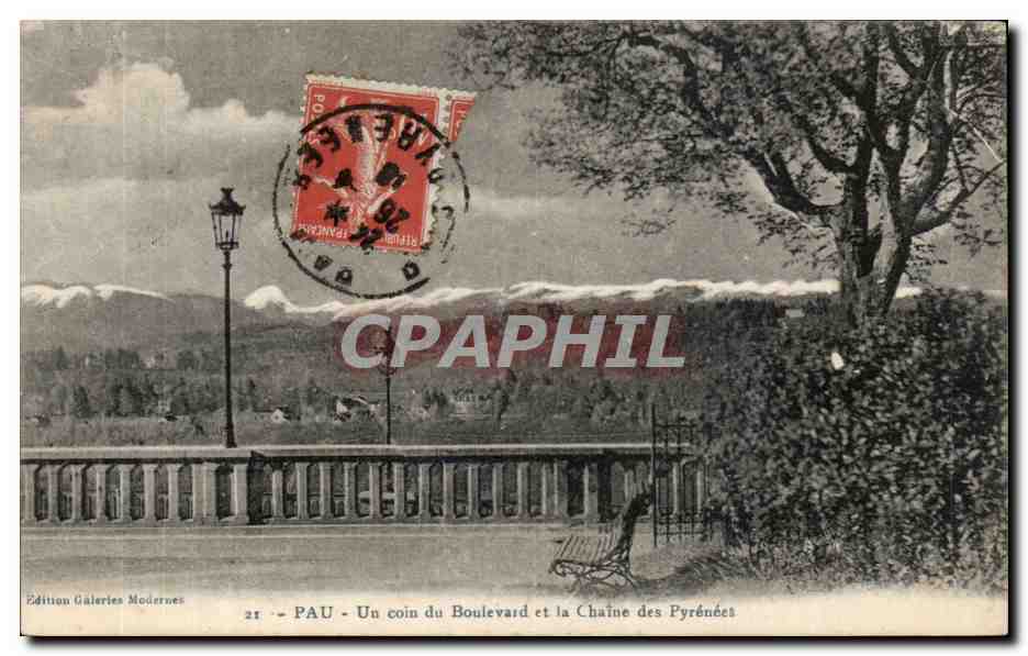 Pau CPA Un coin du boulevard et la chaine des Pyrenees