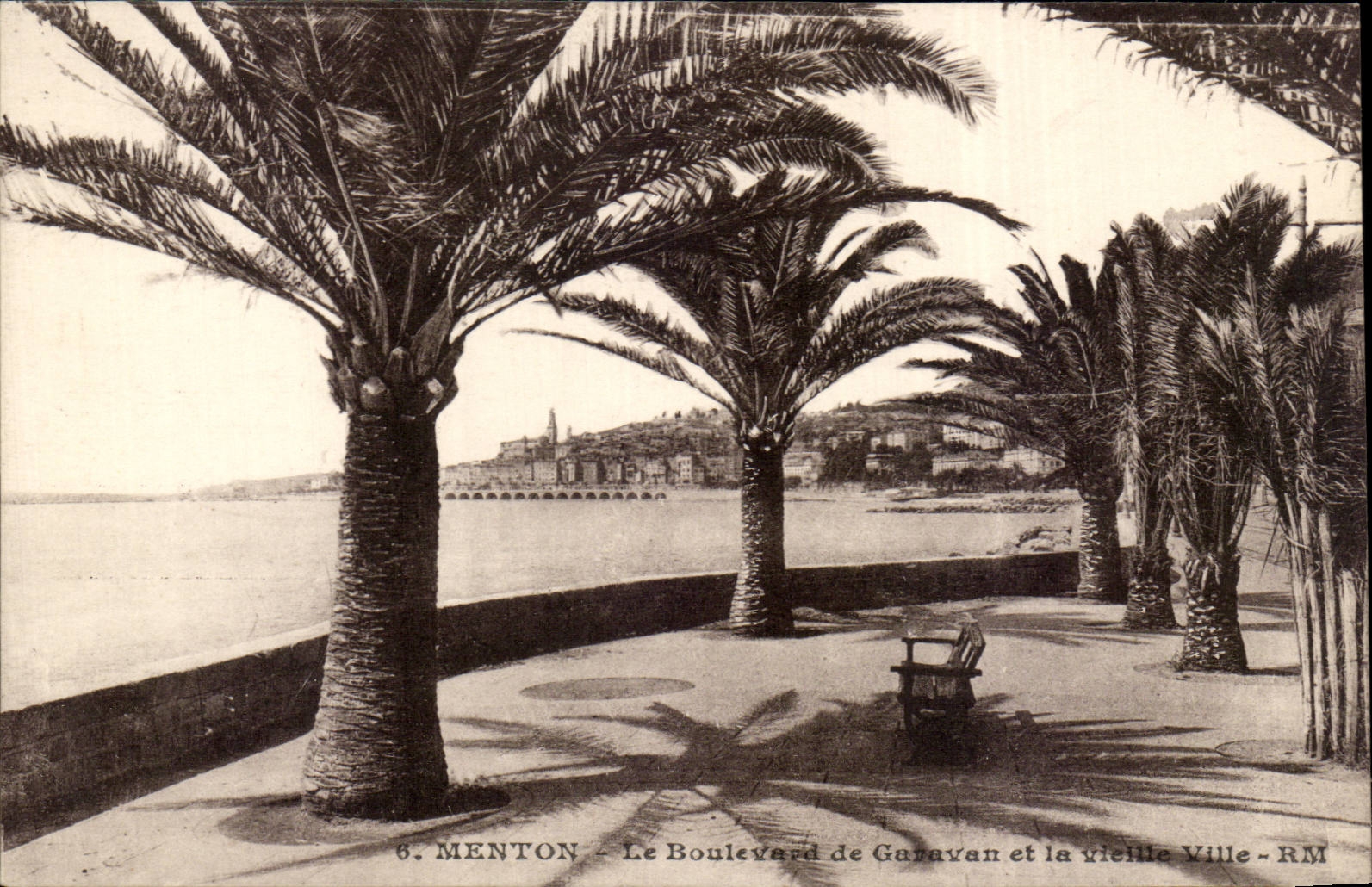 CPA Menton Le boulevard de Garavan et la vieille ville