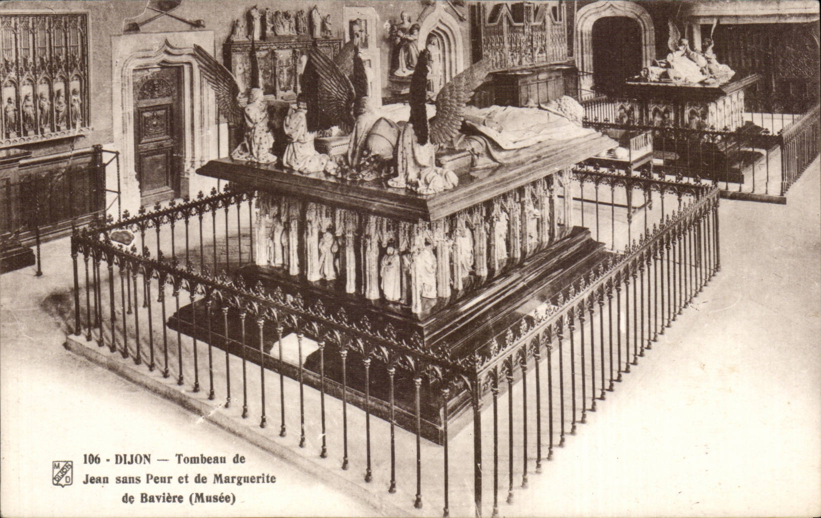 CPA Dijon Tombeau de Jean sans peur et de Marguerite de Baviere (musee)