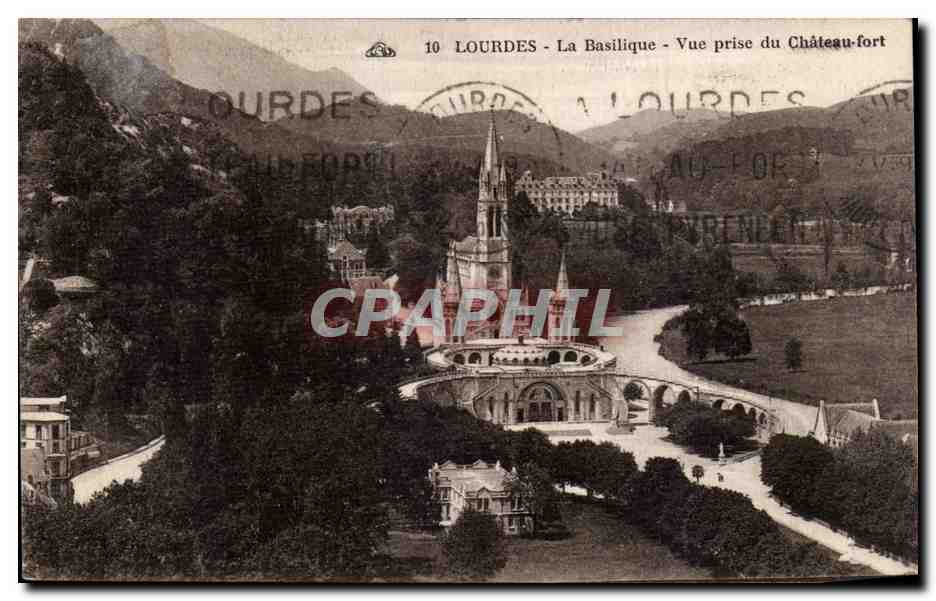 CPA Lourdes La basilique Vue prise du chateau fort