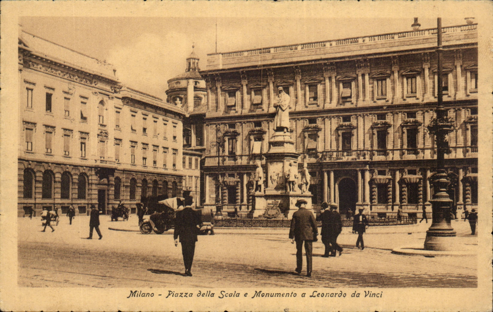 CPA Italie italia Milano Piazza della Scala e monument a leonardo da Vinci