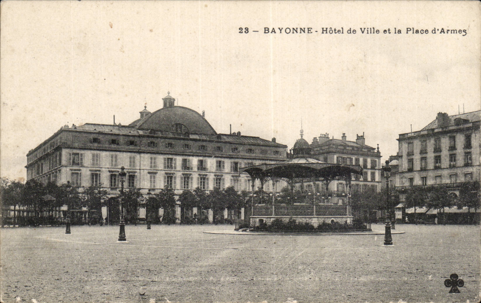 Bayonne - Hôtel de Ville et la Place d'Armes — éditeur inconnu, n° 23