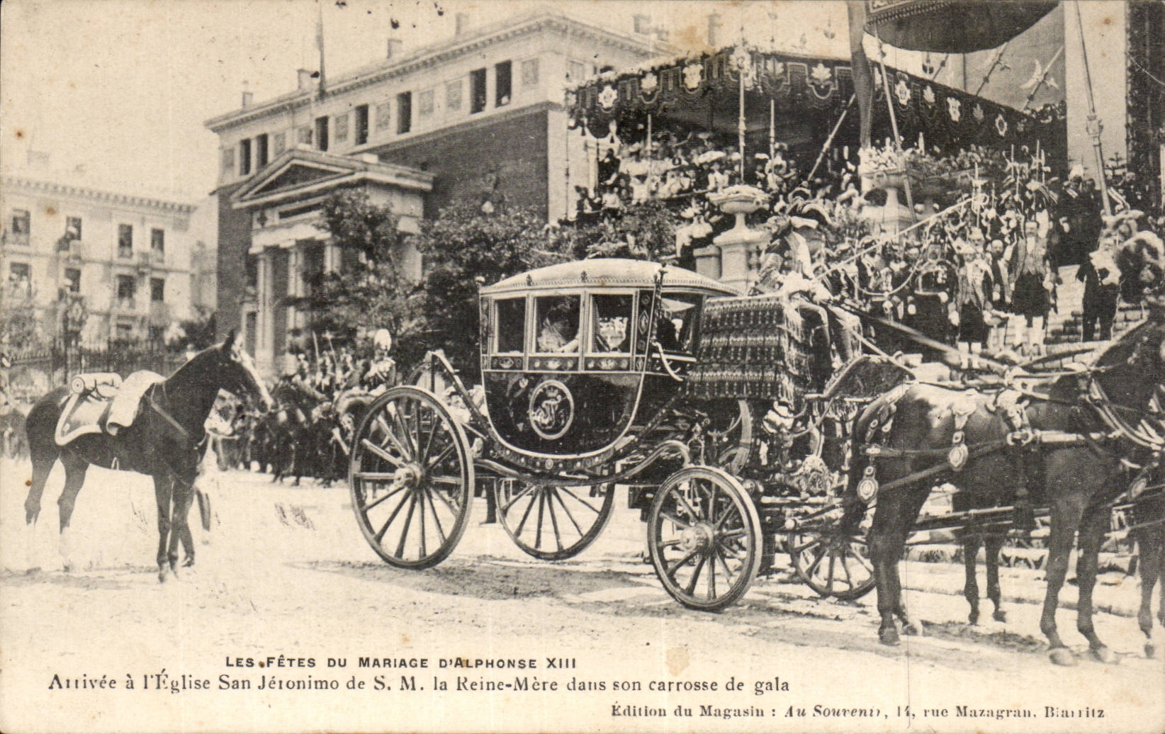 Les Fêtes du Mariage d'Alphonse XIII — Arrivée à l'Église San Jérónimo de S.M. la Reine-Mère dans son carrosse de gala — Édition du Magasin : Au Souvenir, 14, rue Mazagran, Biarritz
