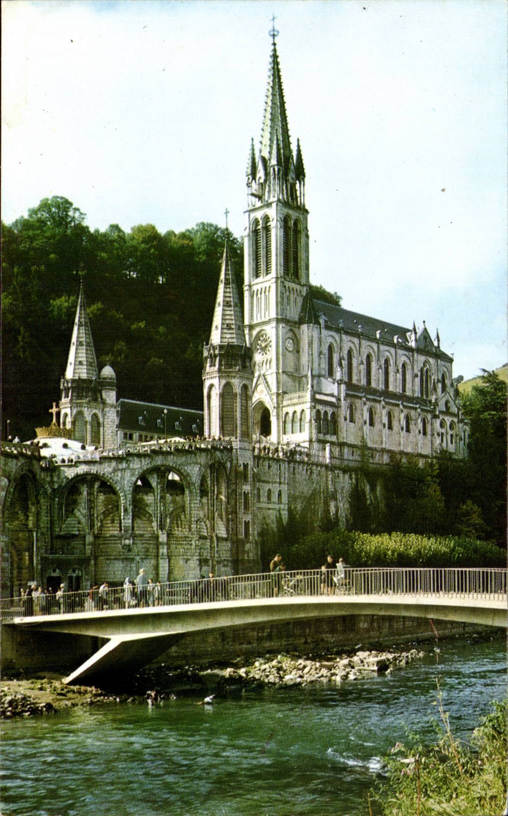 CPM Lourdes la basilique et le pont sur la Gave
