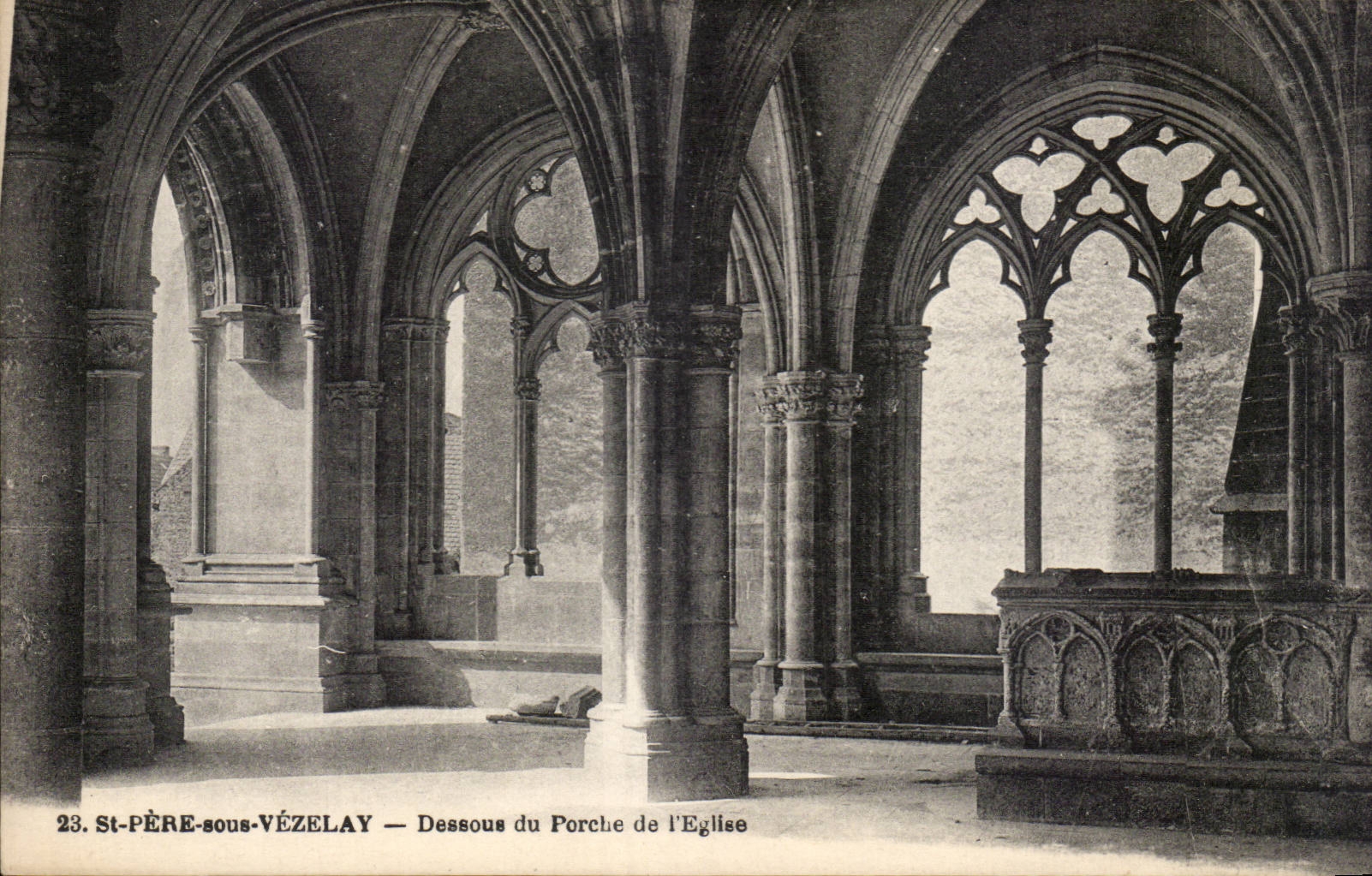 CPA St pere sous Vezelay Dessous du porche de l'eglise