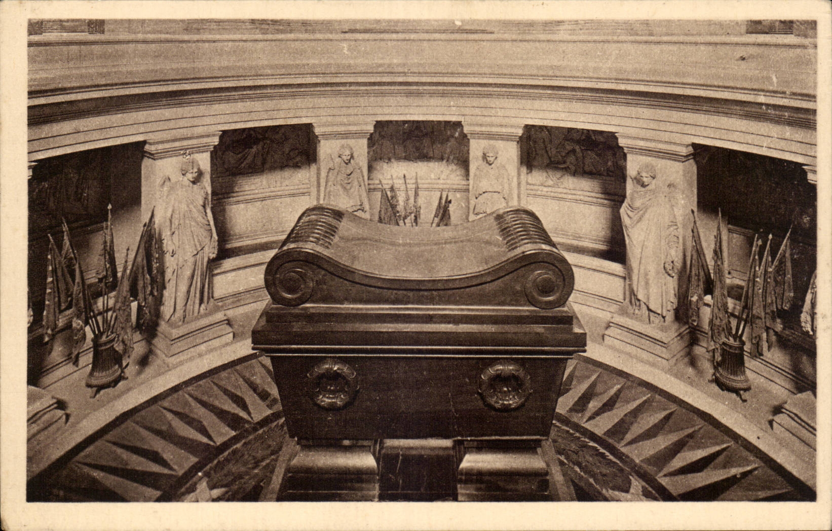 CPA Paris Tombeau de Napoleon Invalides