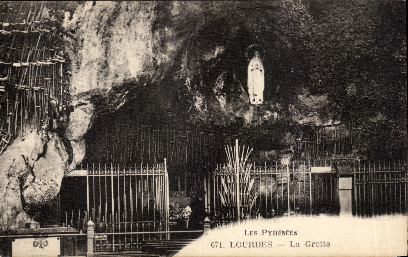 Lourdes — La Grotte — Les Pyrénées — 671