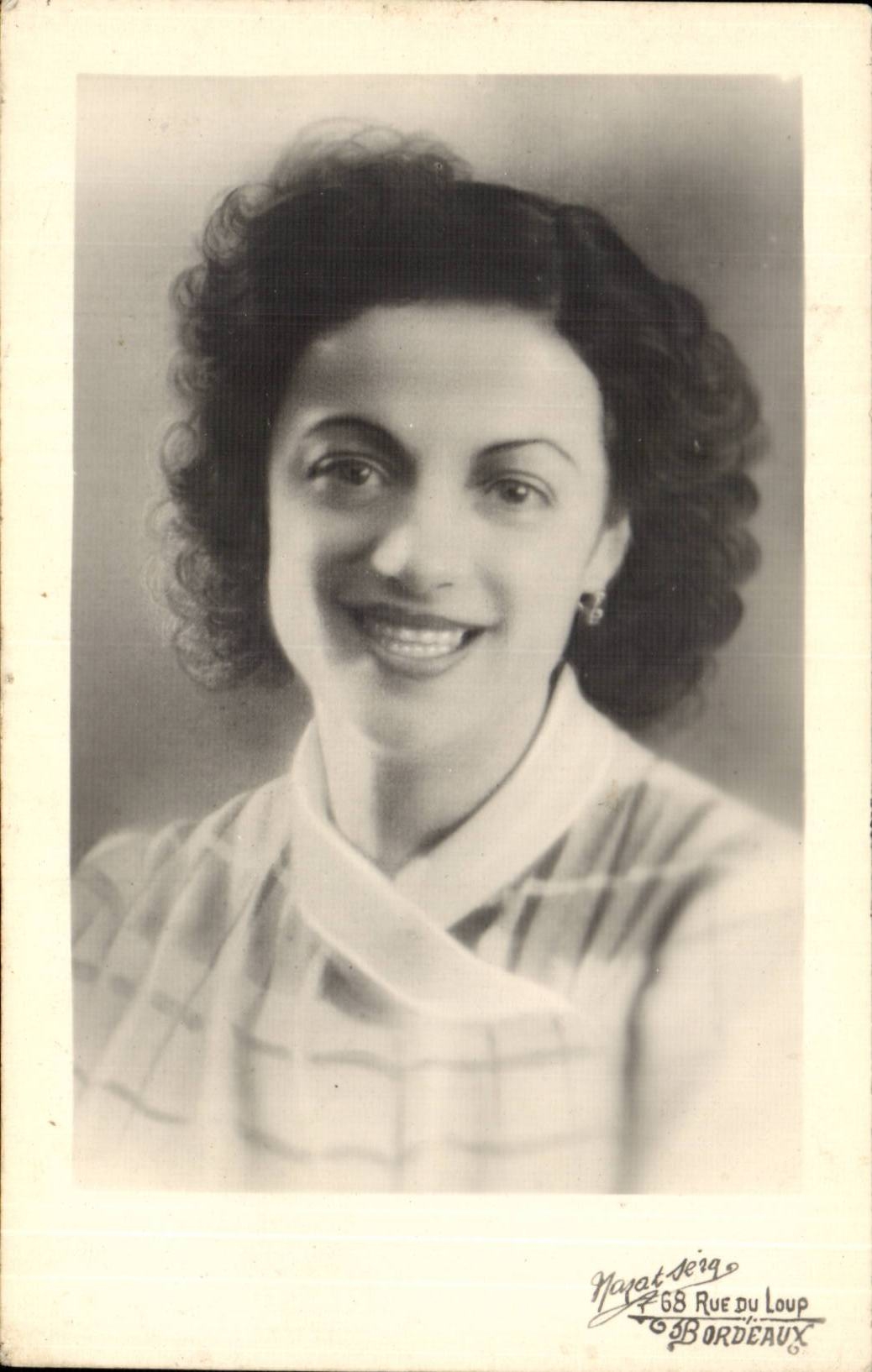 CARTE PHOTO Jeune femme souriante Bordeaux