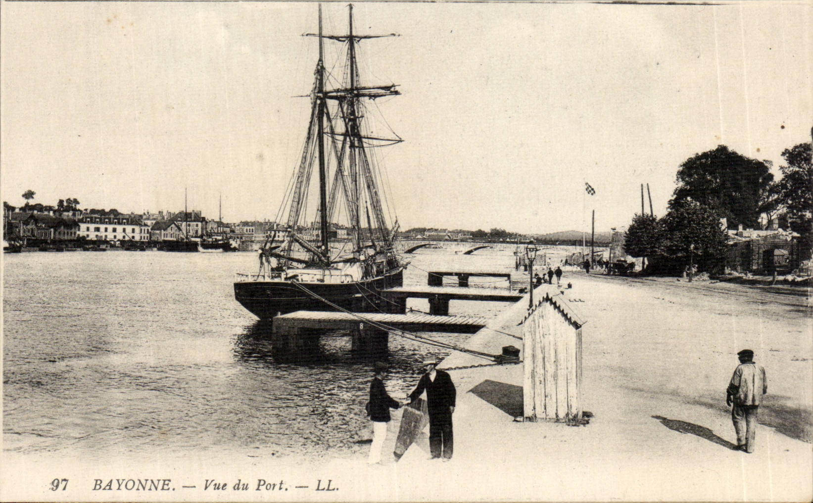 CPA Bayonne Vue du port Bateau