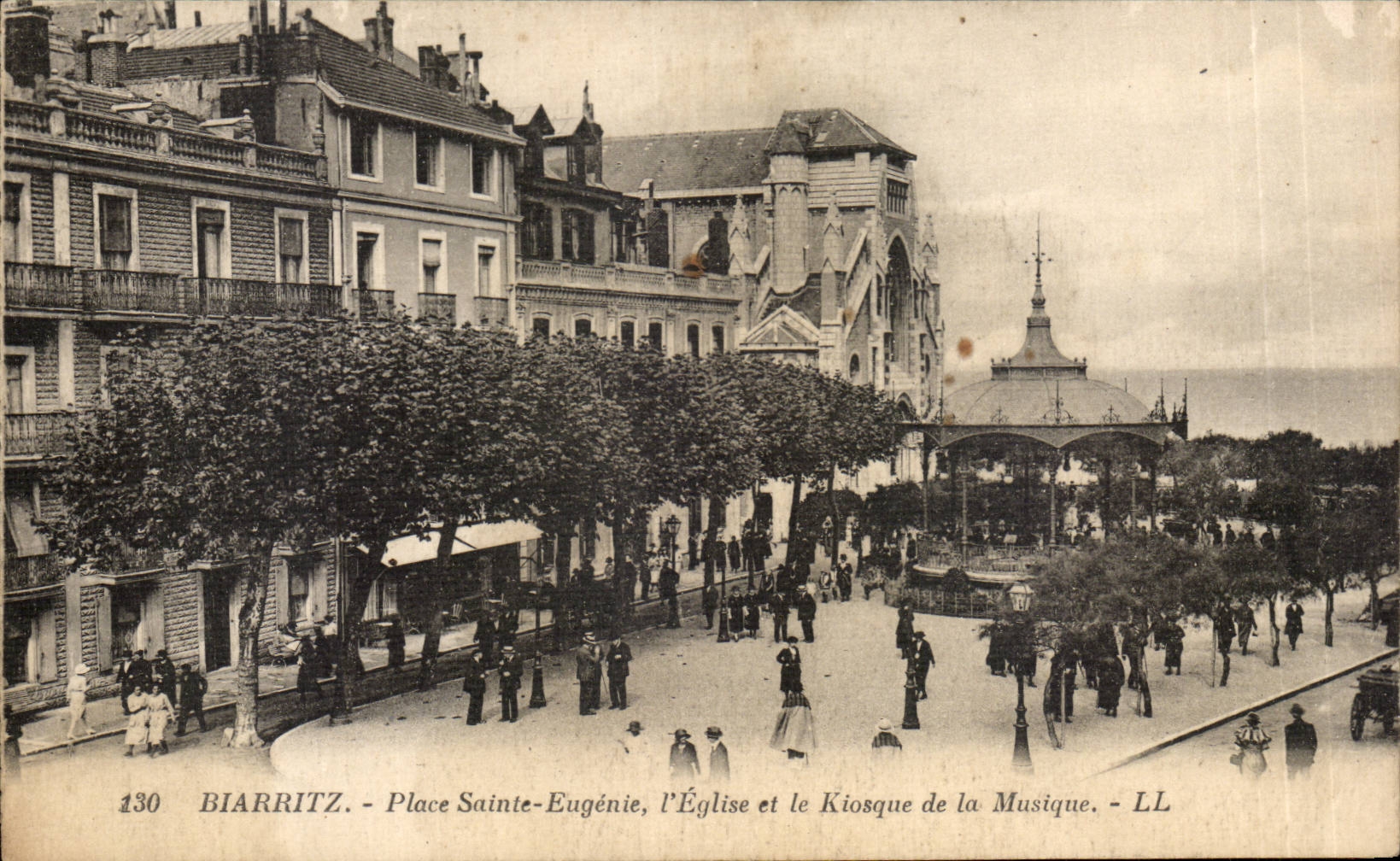 CPA Biarritz Place Sainte Eugenie L'eglise et le kiosque de musique