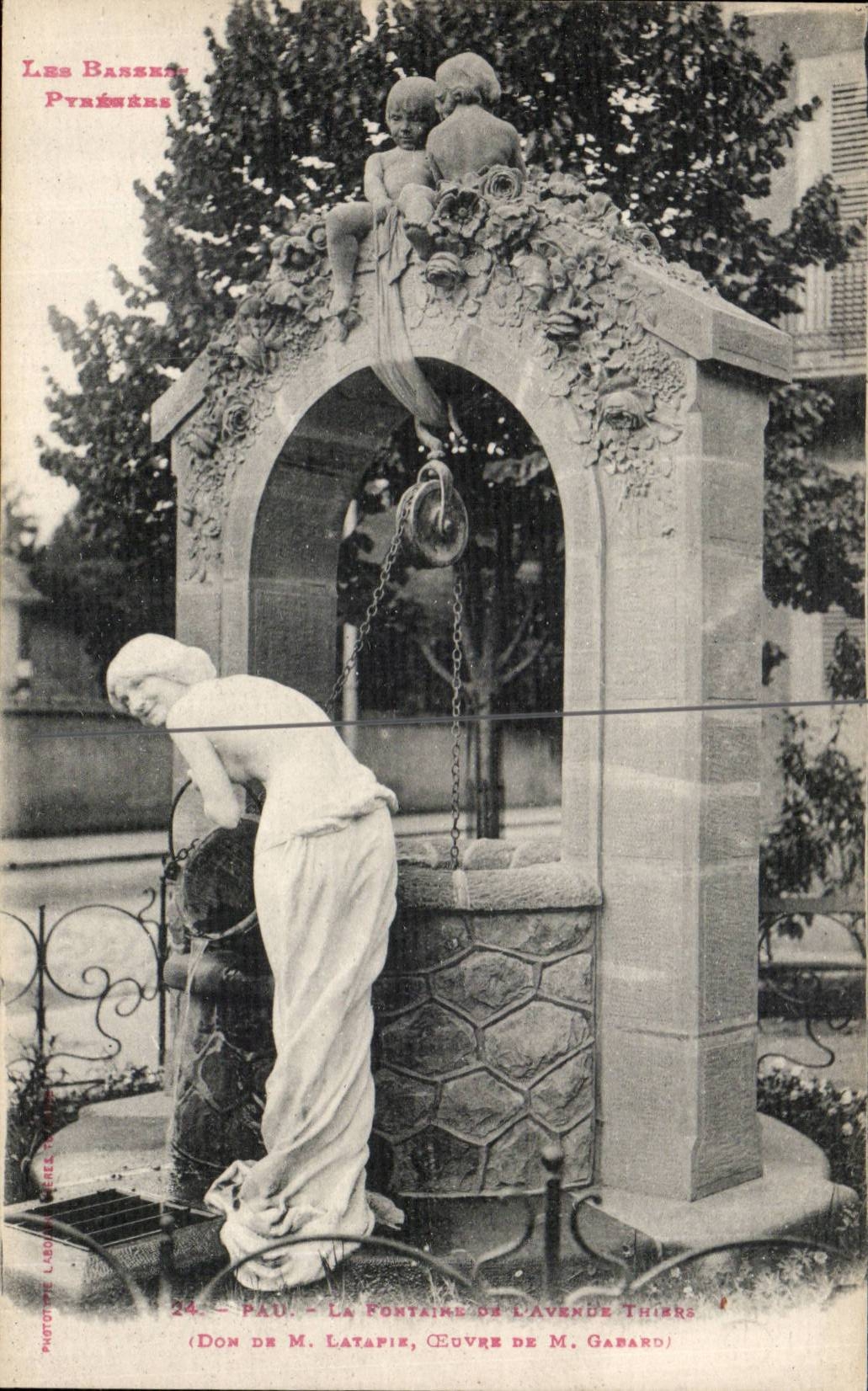 CPA Pau La fontaine de l'avenue Thiers Don de M Latapie Oeuvre de M Gabard