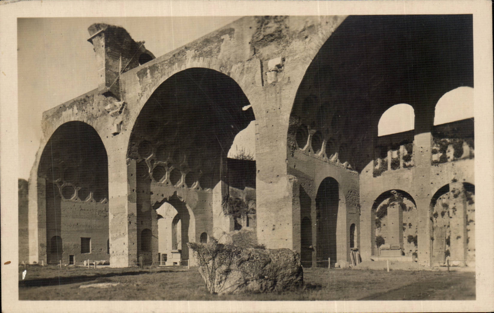 CPA Italie Italia Roma Foro Romano La basilica di Massenzio