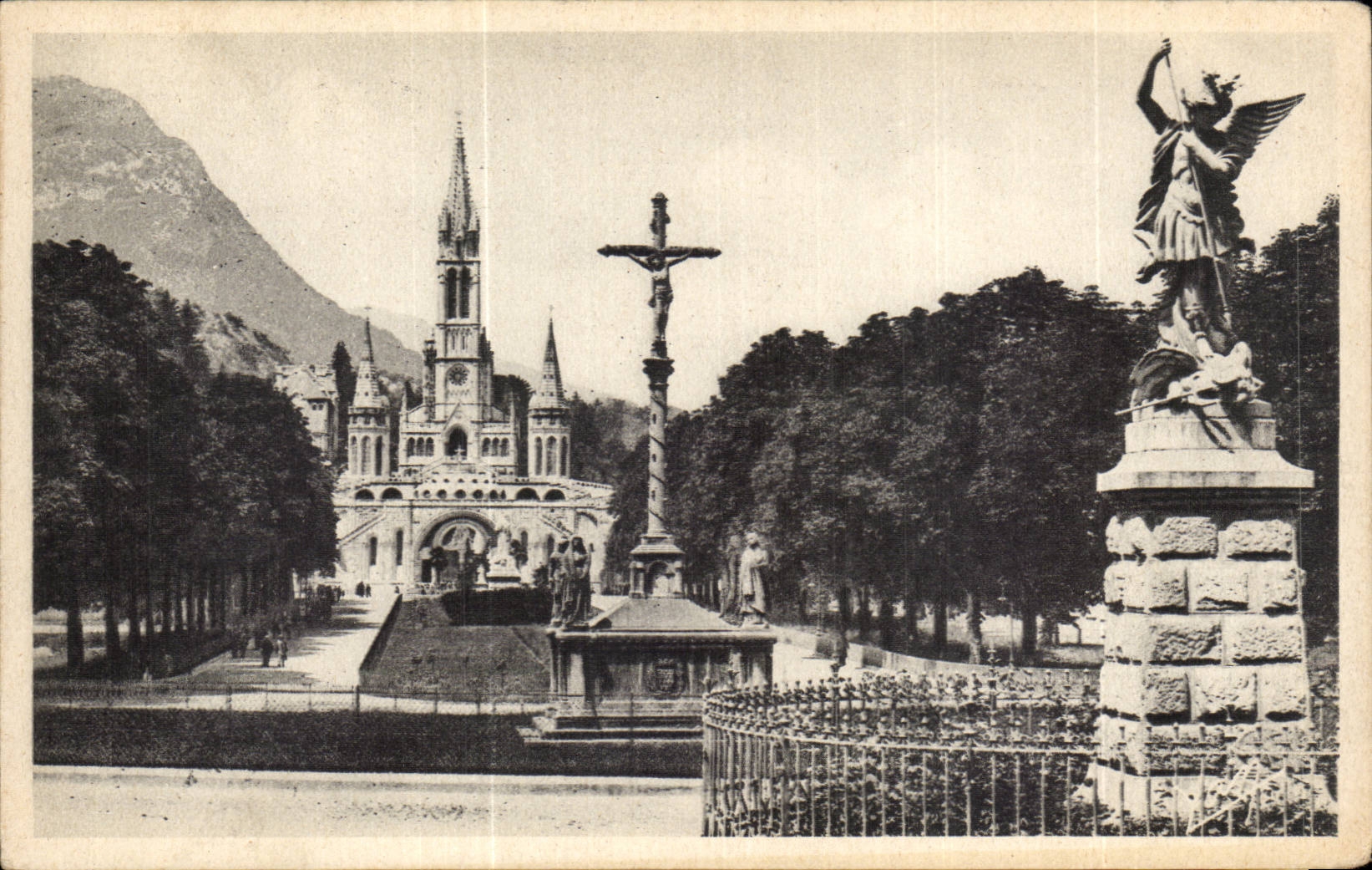 Lourdes CPA La basilique et le calvaire breton