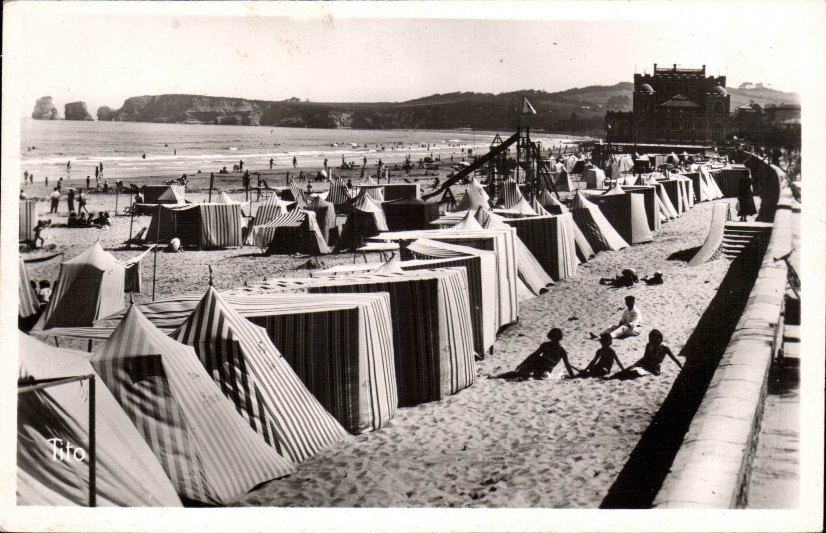 La plage de Hendaye — vue animée avec tentes — éditeur Tito, série 13