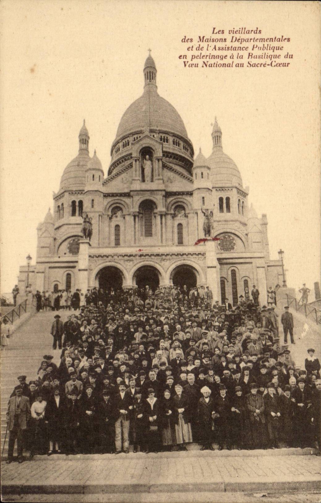 CPA Paris Les vieillards des maisons departementales et de l'assistance publique en pelerinage basilique Sacre coeur
