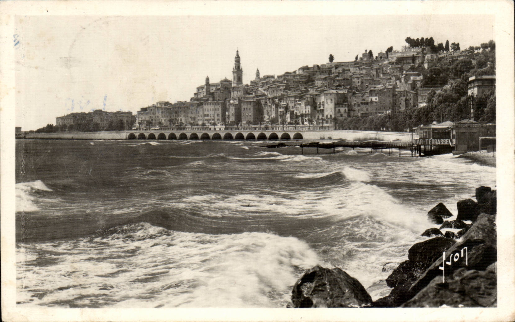 CPA Menton La vieille vile par grosse mer