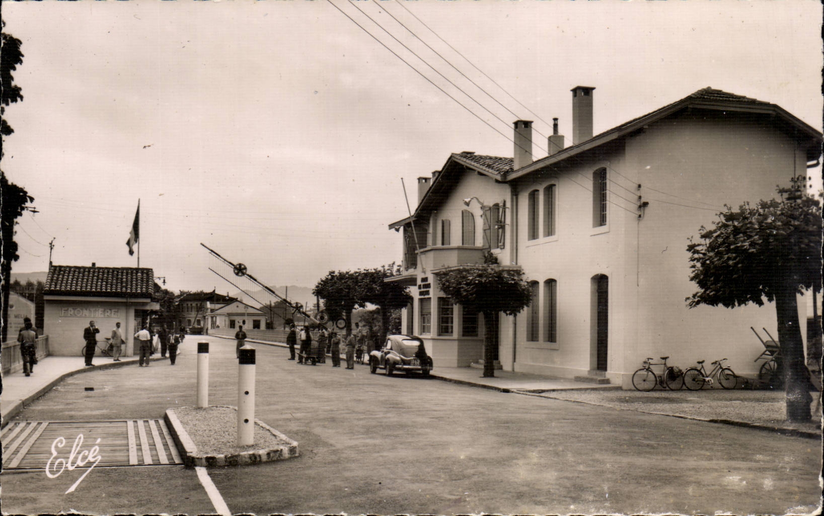 CPA Hendaye Frontiere franco espagnole Le pont international Au fond Irun