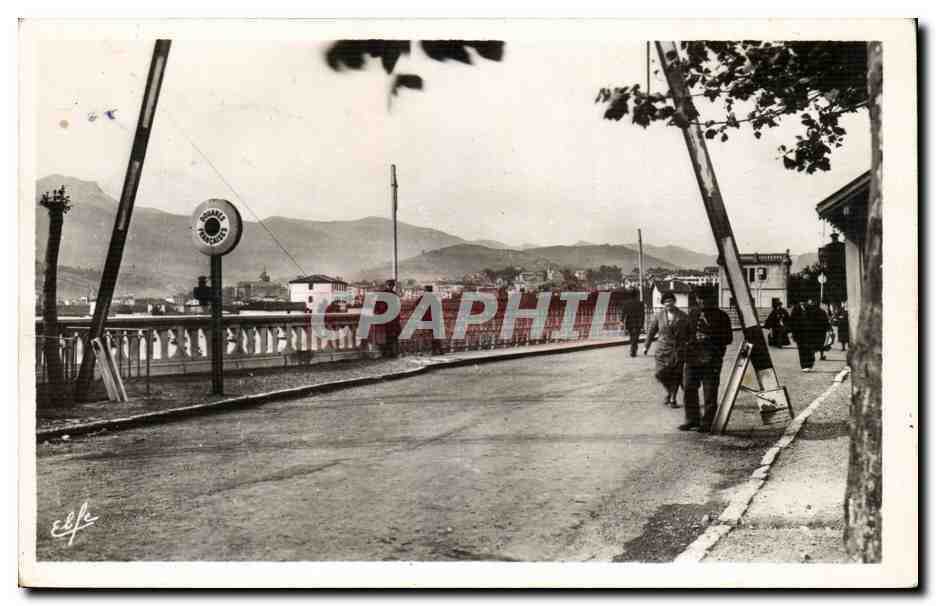 CPA Hendaye Le pont international Douanes