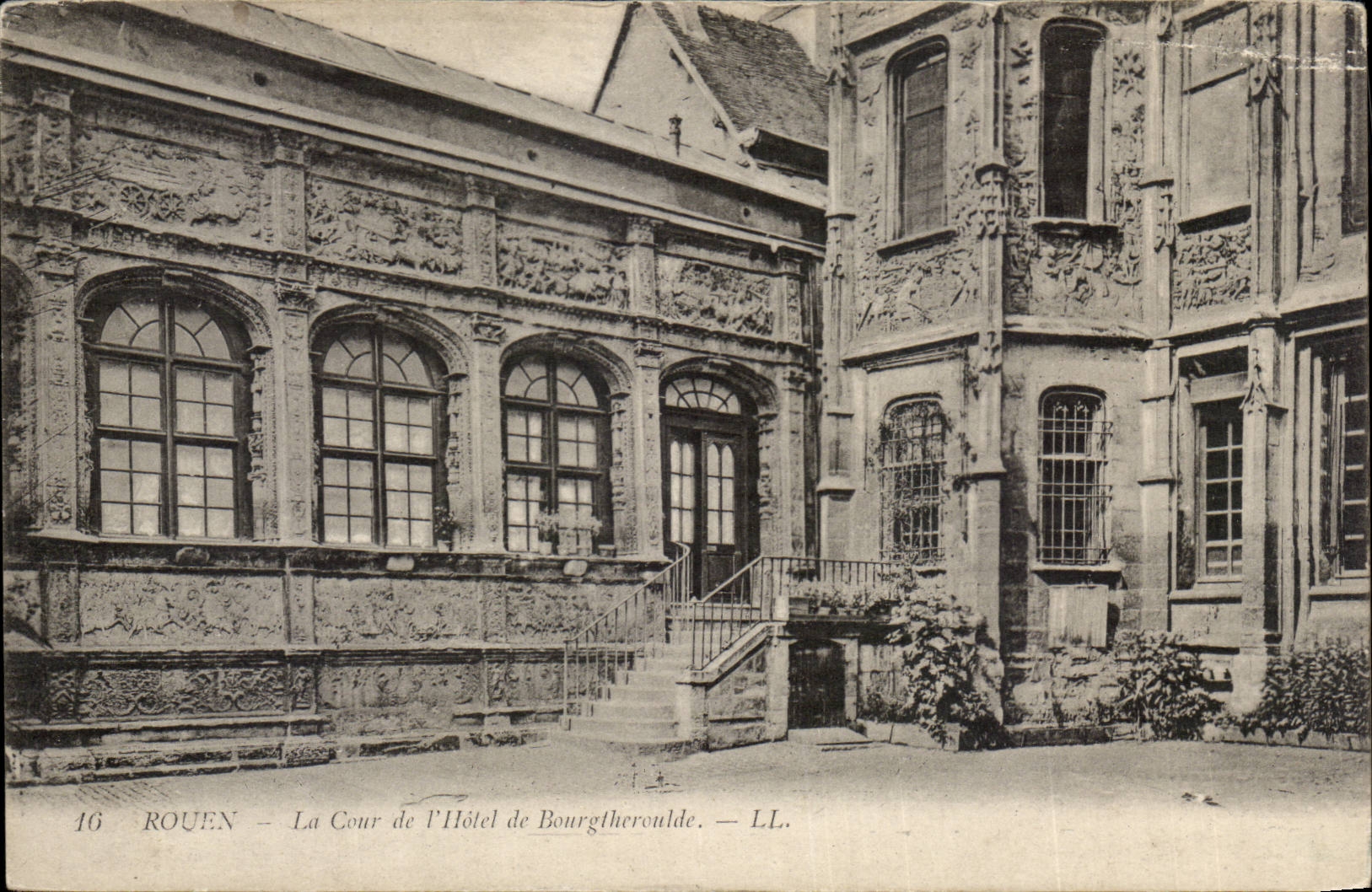 Rouen CPA La cour de l'hotel Bourgtheroulde