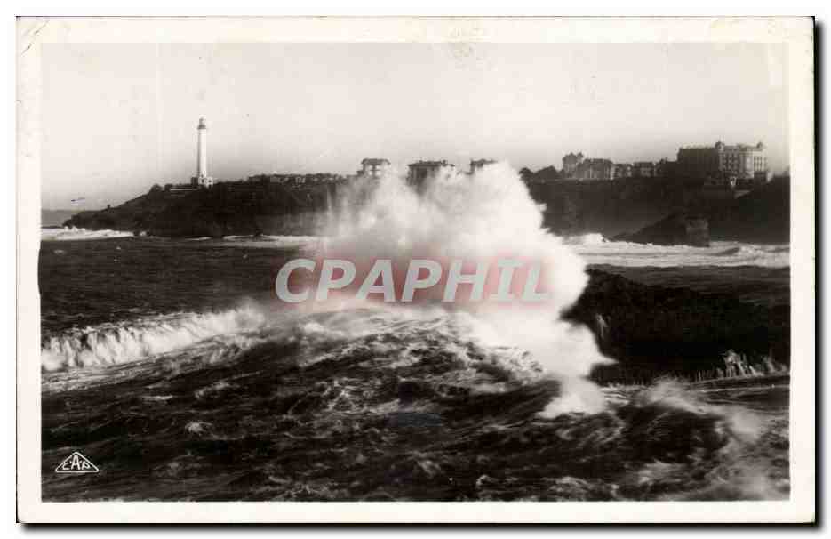 CPA Biarritz Effet de vagues Dans le fond le phare Lighthouse