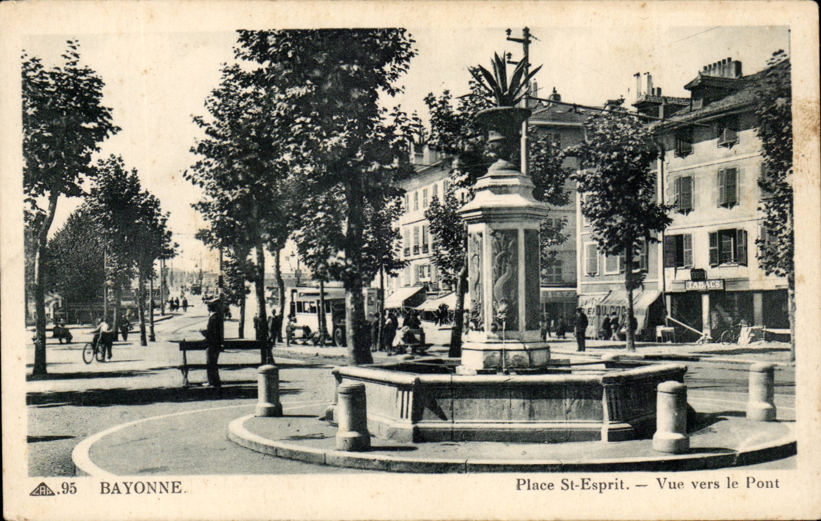 Place St-Esprit — Vue vers le Pont — Bayonne