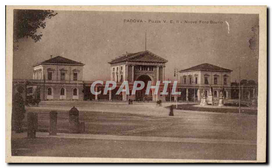 CPA Italie Italia Padova Piazza V E II Nuovo Foro Boario