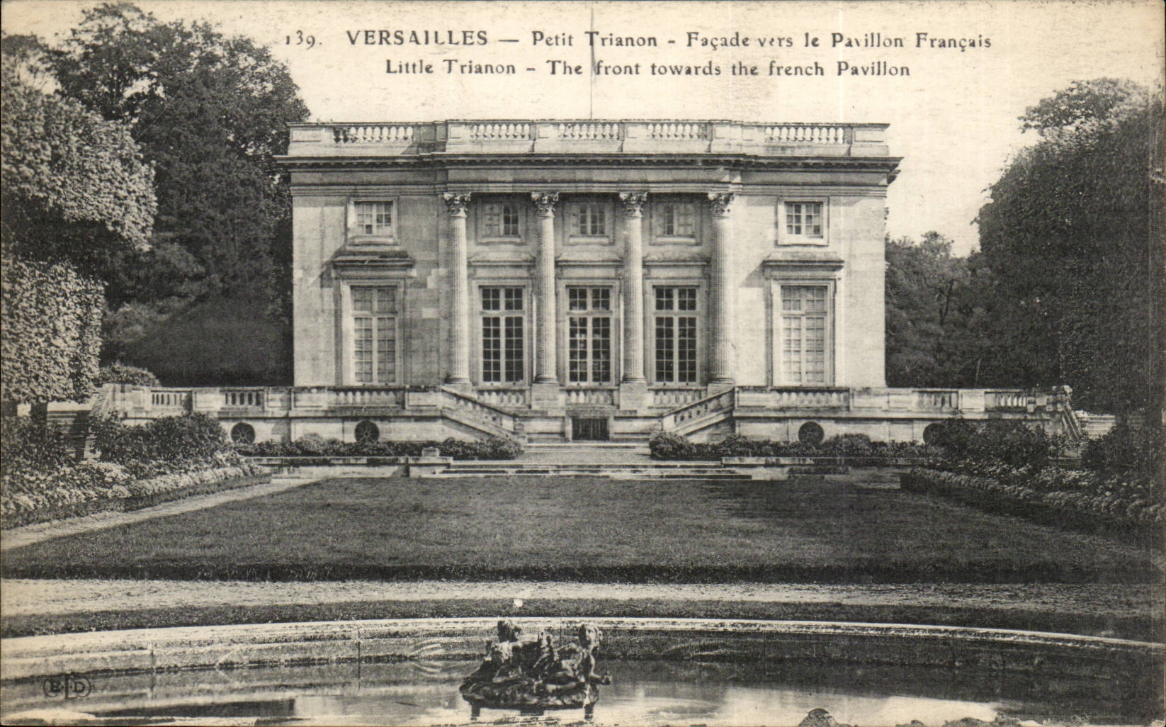 CPA Versailles Petit Trianon Facade vers le pavillon francais