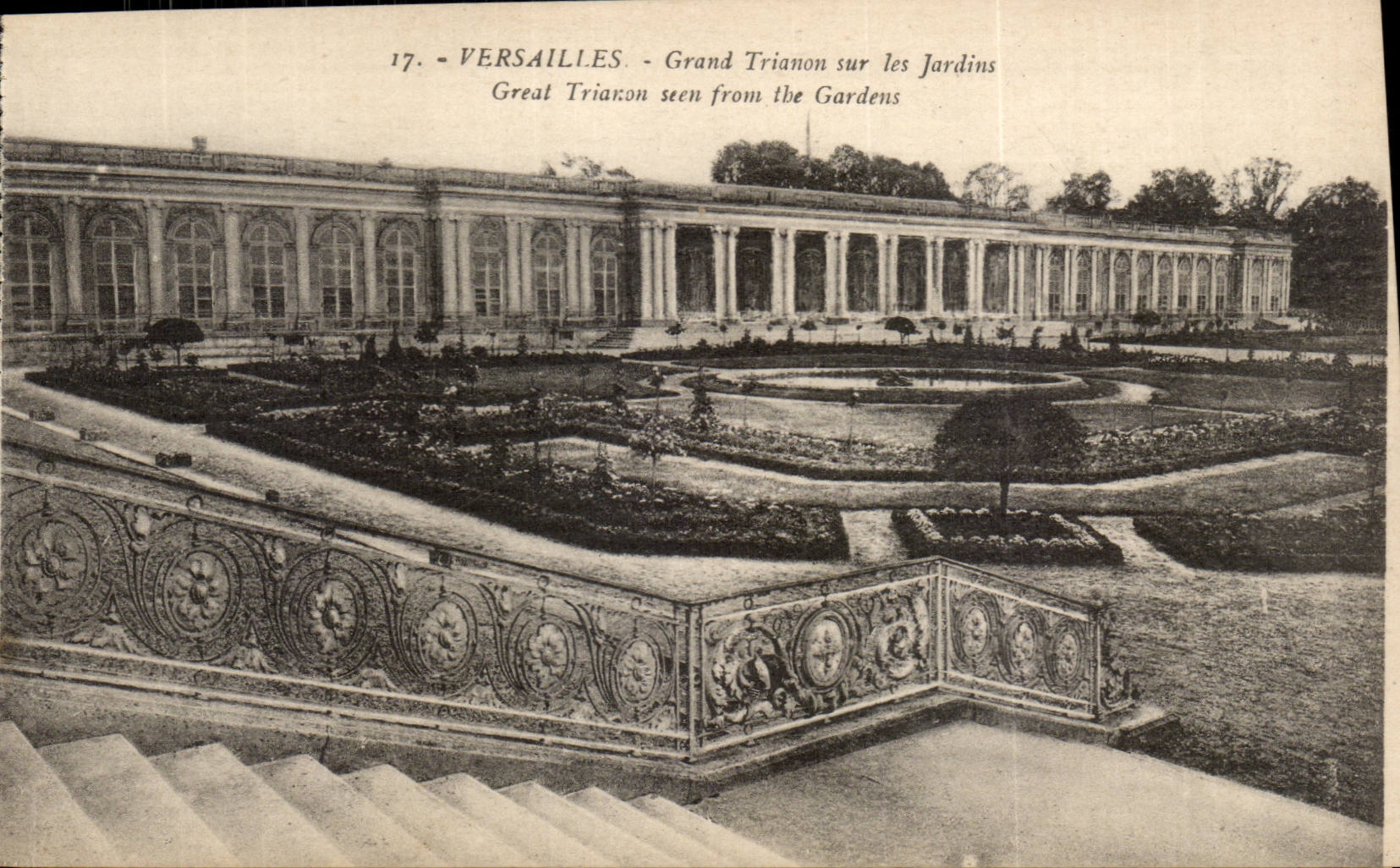 CPA Versailles Grand Trianon sur les jardins