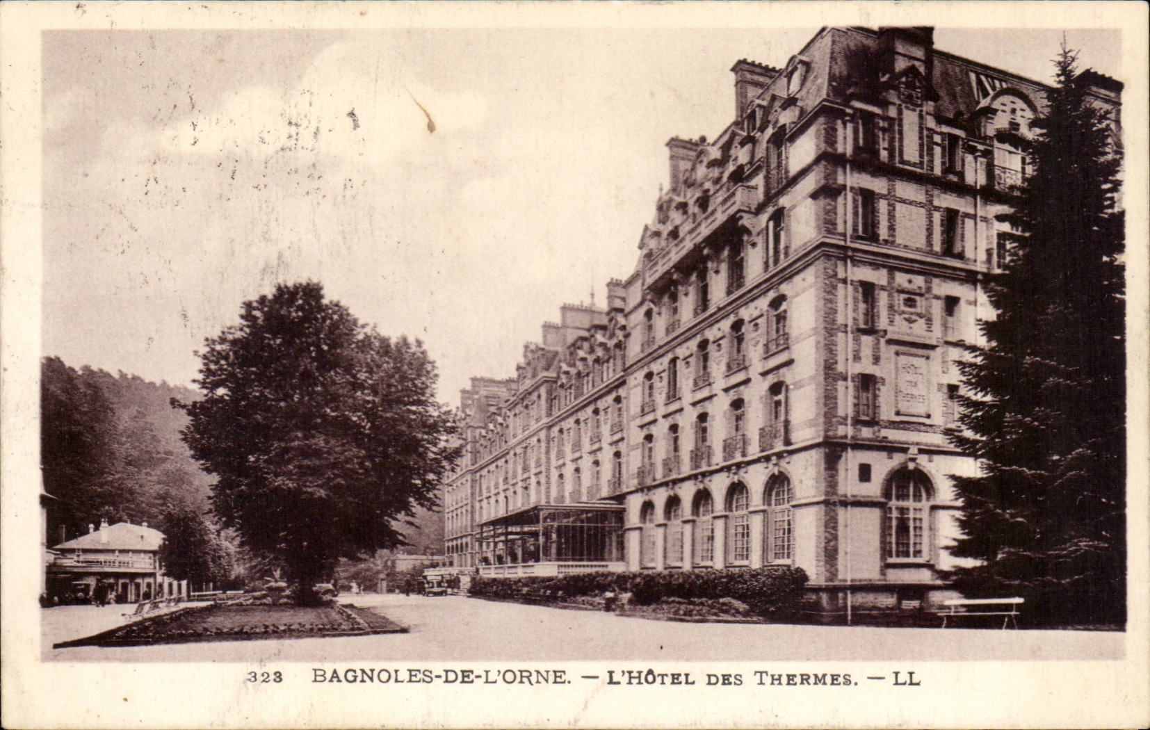 Bagnoles-de-l'Orne — L'Hotel des Thermes — LL