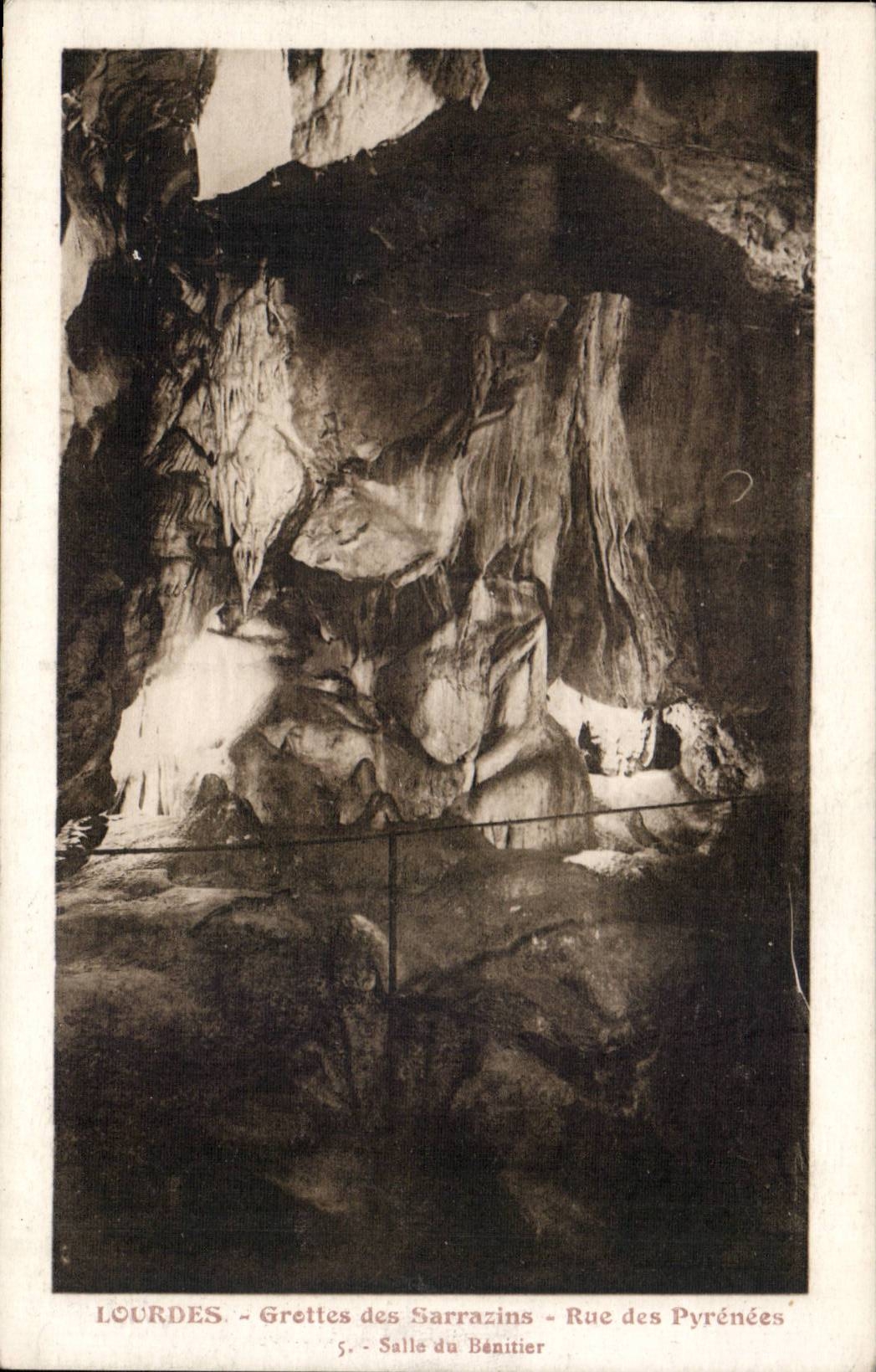 CPA Lourdes Grottes des sarrazins Rue des Pyrenees SAlle du benitier