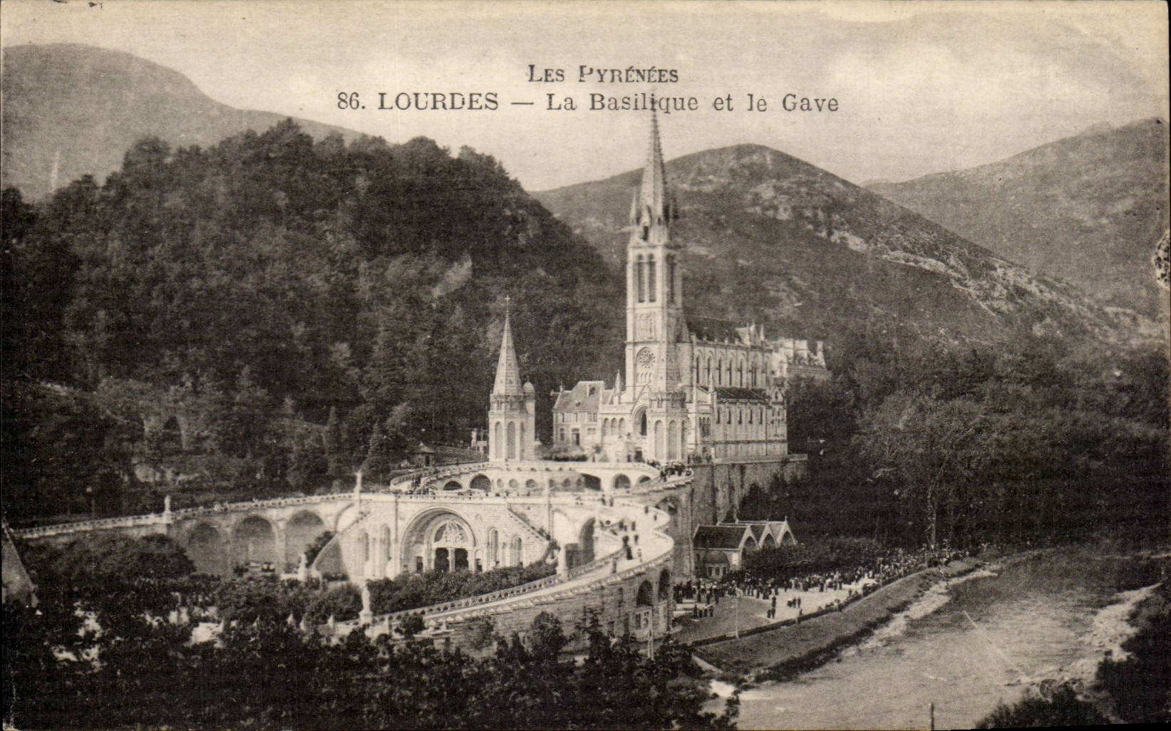 CPA Lourdes La basilique et le Gave