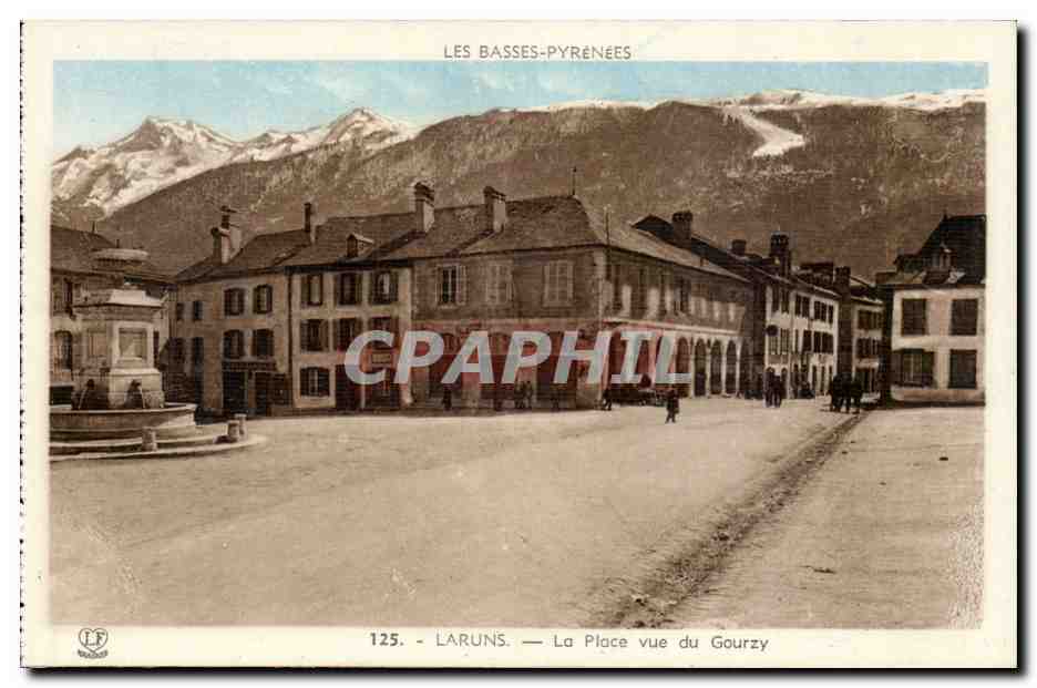 CPA Laruns La place vue du Gourzy
