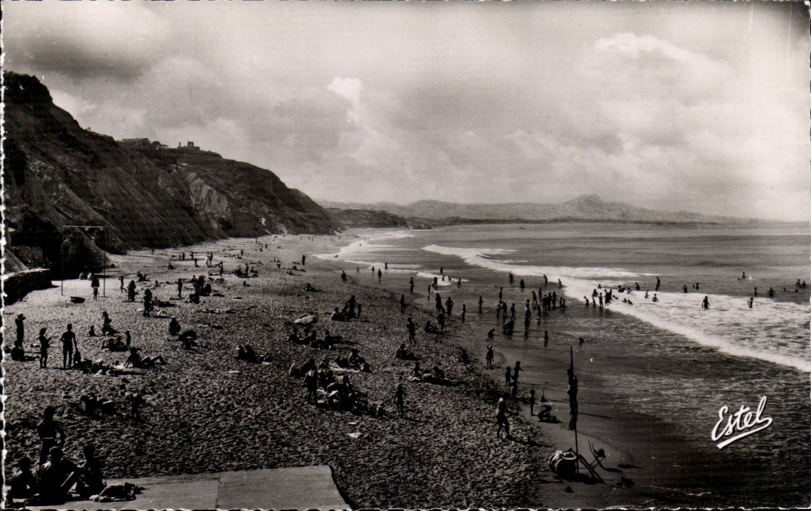 CPSM Biarritz La plage de la cote des Basques et au fond la chaine des Pyrenees