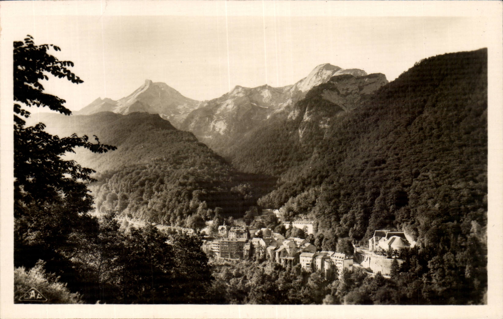 CPSM Vue generale des Eaux Bonnes et le Pic du Ger (2612m)