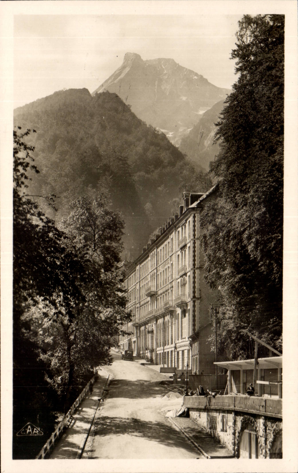 CPSM Eaux Bonnes Place Darralde Hotel des Princes et le Pic du GEr