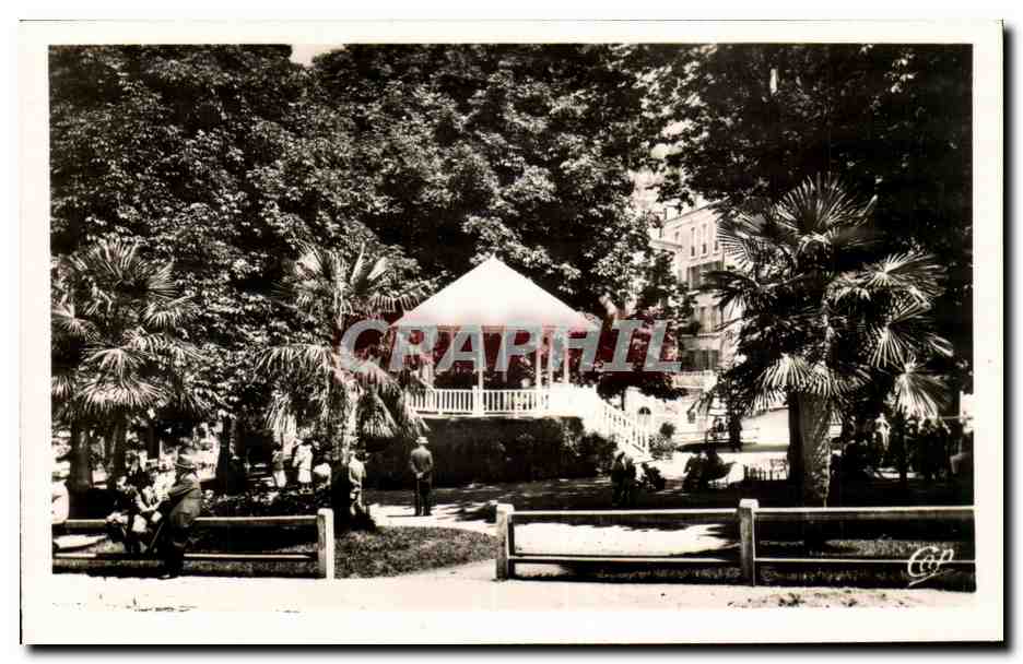 CPSM Eaux Bonnes le jardin Darralde et le kiosque a musique