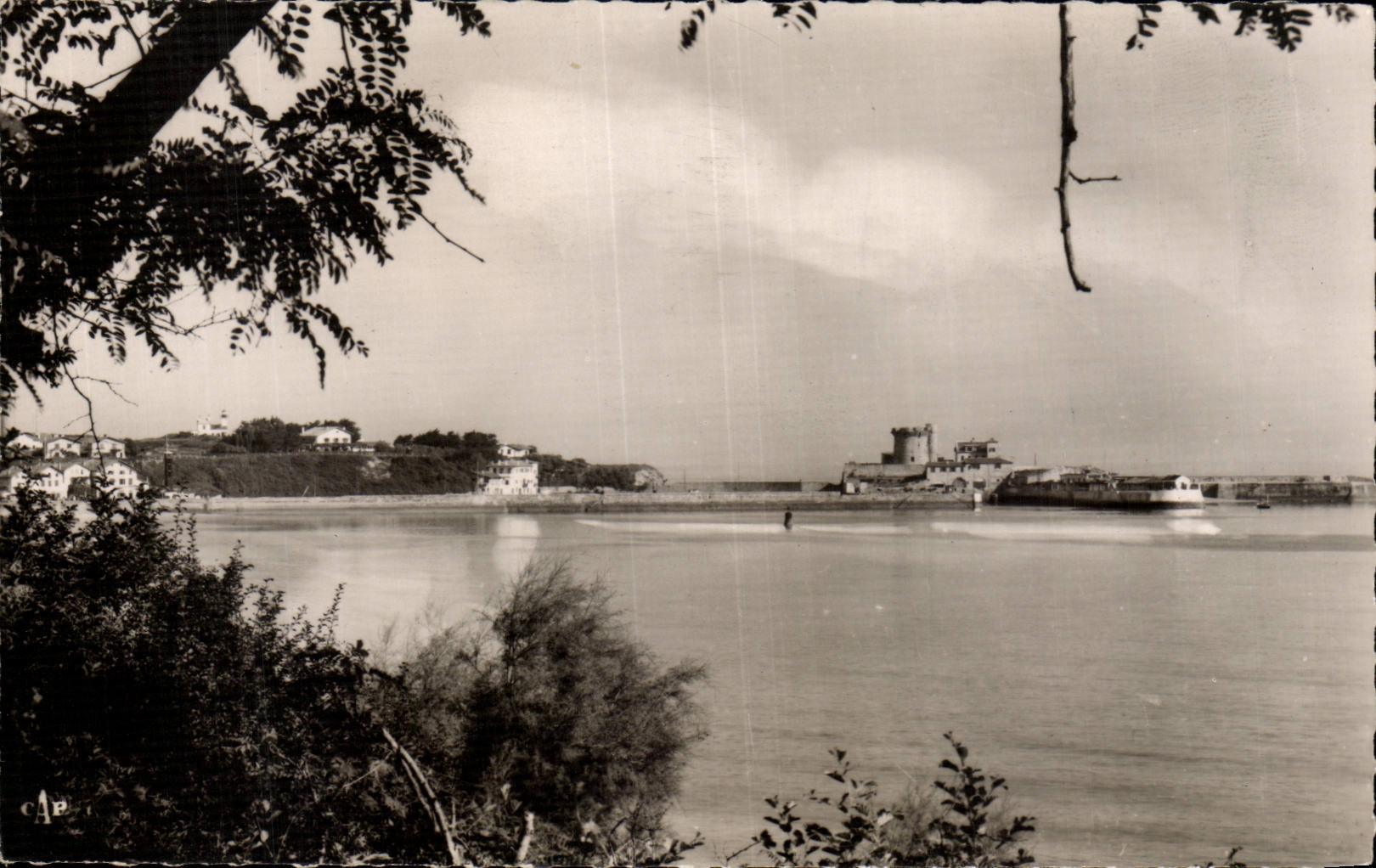 Saint-Jean-de-Luz - La Socca - Blick auf den Hafen und Leuchtturm - C.A.P. (Verlag)